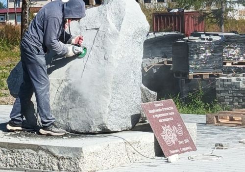 Мемориальный камень в память о героях Великой Отечественной установили в колымском Тауйске