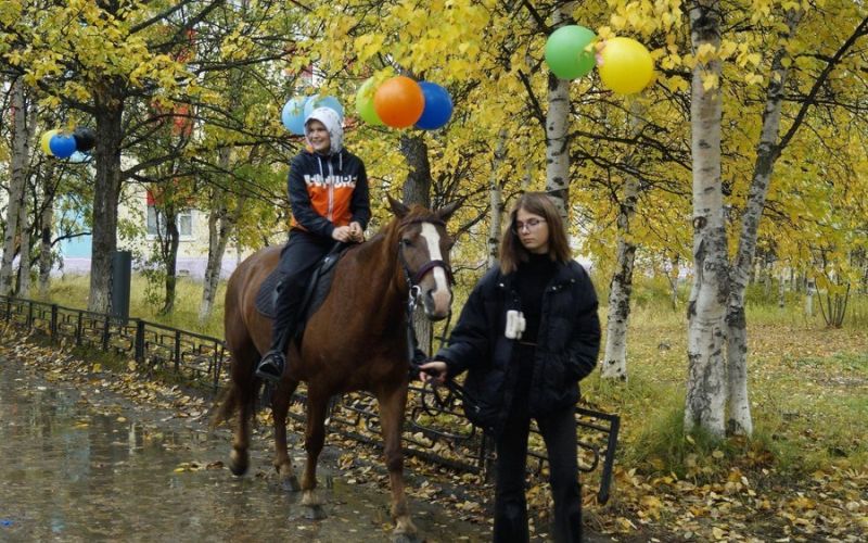 Село Клепка встретило 80-летие прогулками на лошадях и осенней радугой на Колыме