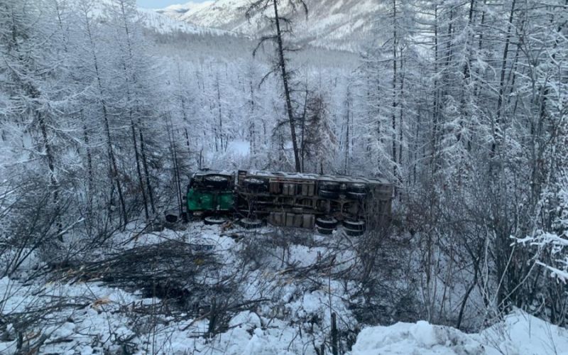 Ломик не позволил водителю грузовика пережить аварию близ Сусумана