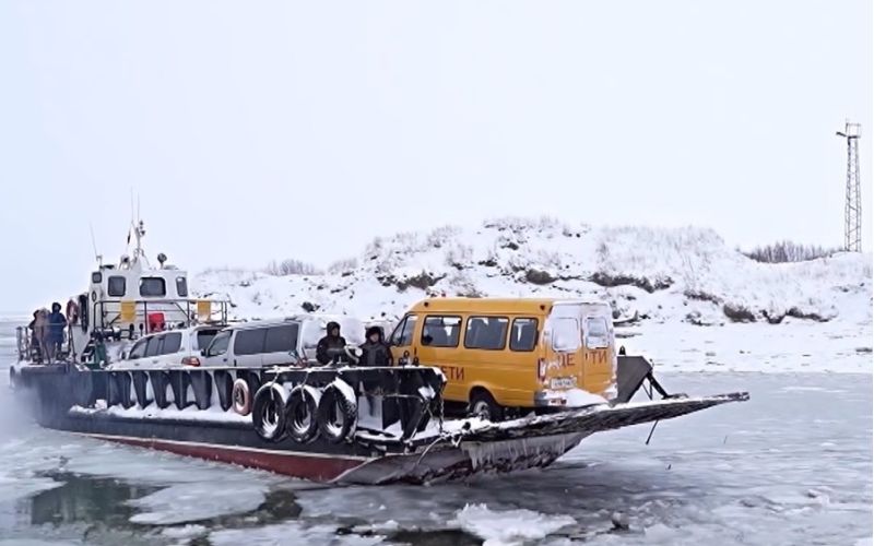 Паромная переправа через реку Яна готовится к сезонному закрытию в Магаданской области