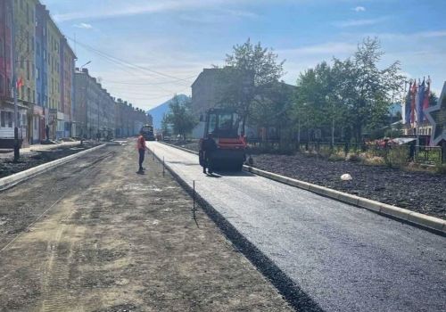 Улично-дорожную сеть Сусумана впервые закатывают в асфальт