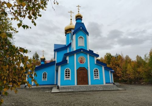 Первая литургия прошла в достроенном храме колымского Ягодного