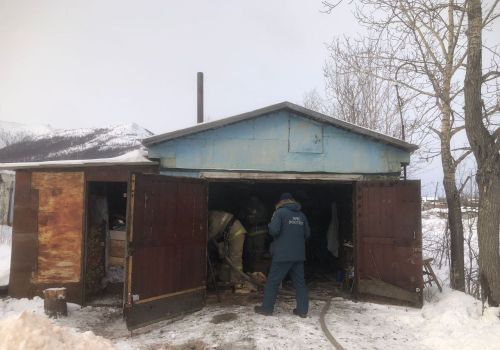 Гараж загорелся среди ночи в Сусумане